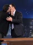 Charlie Sheen s-a sarutat cu un barbat in direct