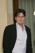 Charlie Sheen este 'sechestrat' la domiciliu