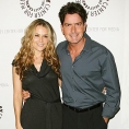 Charlie Sheen si Brooke Mueller divorteaza