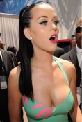 Katy Perry se simtea jenata de marimea sanilor