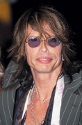 In 2009, solistul trupei Aerosmith a cazut de pe scena